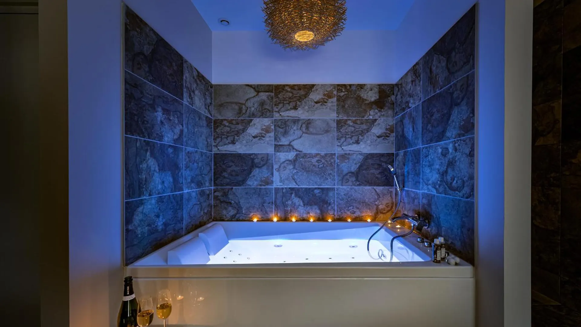 Apartment Suite Balneo Bali Saint-Etienne France